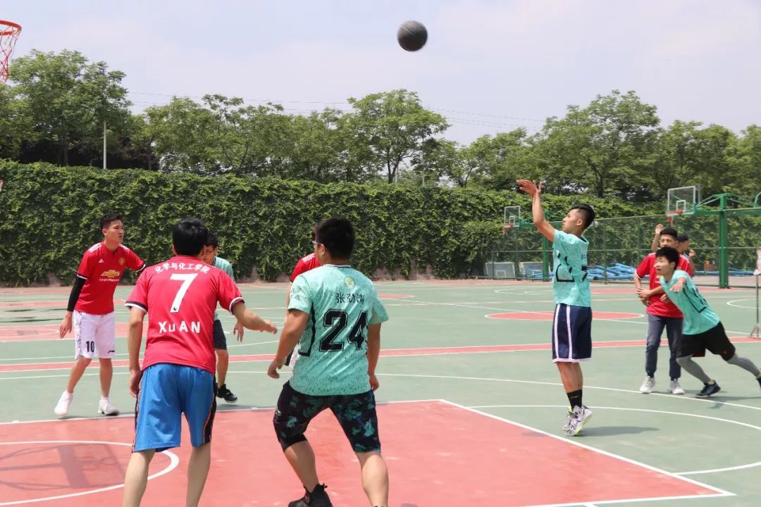 篮球防守的规则是什么_篮球防守规矩_篮球防守拦球规则是什么