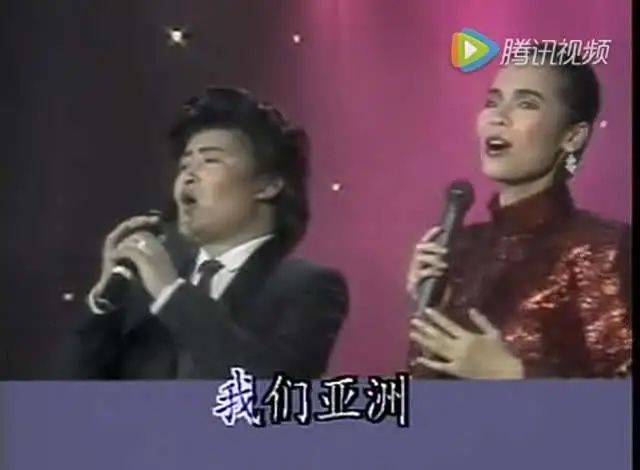 踢模仿足球老人冠军视频_扮老人踢足球_冠军模仿老人踢足球