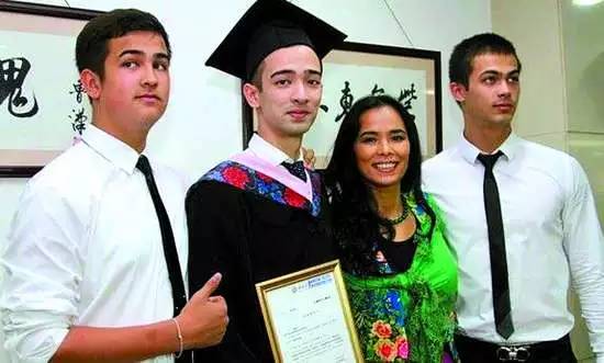 踢模仿足球老人冠军视频_扮老人踢足球_冠军模仿老人踢足球