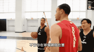 打篮球技巧左撇子_打篮球的左撇子_打篮球左撇子怎么练右手