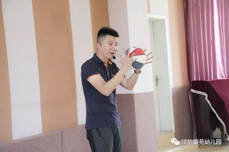 篮球技巧教师有哪些_教师篮球技巧有哪些_篮球教学老师
