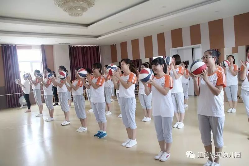 教师篮球技巧有哪些_篮球技巧教师有哪些_篮球教学老师